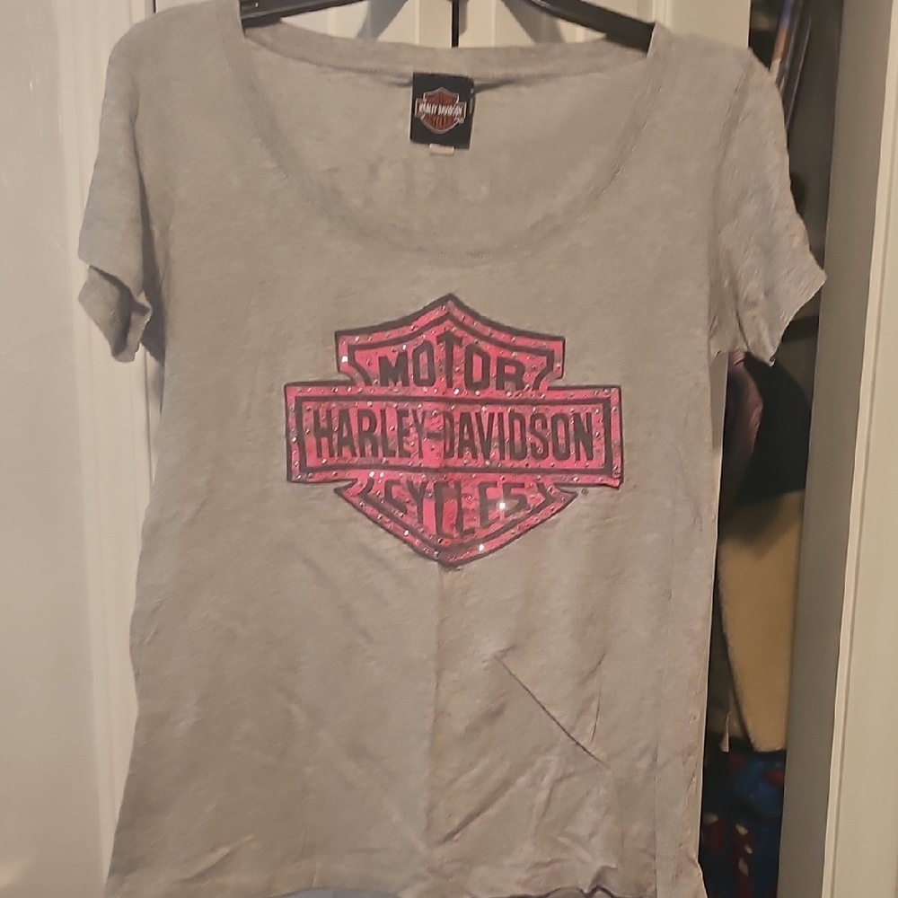 Harley-Davidson Light Gray Tee with Vibrant Pink Emblem